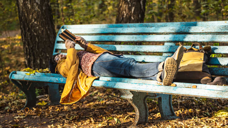 Läsning skulle kunna sakta ner åldrandet och öka överlevnaden. Foto: Shutterstock